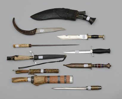 null Neuf couteaux d'époques et de pays divers et une canne-épée asiatique, sans...