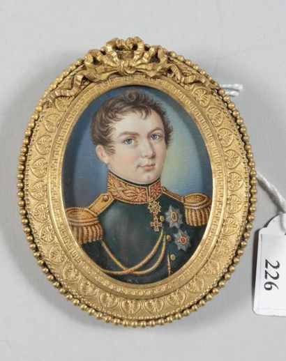 null Miniature ovale sur ivoire : Portrait d’un général russe portant la croix de...