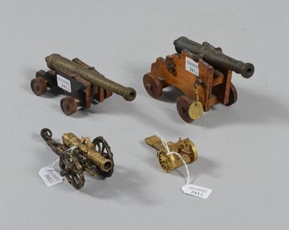 null Deux petites maquettes de canon en bronze patiné gravé ; l’un de marine, longueur...