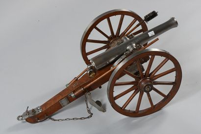 null Grande maquette de canon, tube en fer de 38 cm ; affût en bois à garnitures...