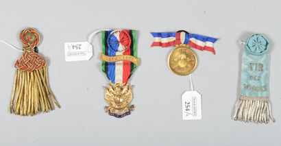 null Une Médaille des Vétérans 1870/1871 en bronze doré et émail bleu, avec son ruban...