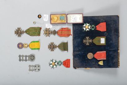 null Lot de médailles, décorations et insignes : Croix de Guerre, Légion d'honneur,...