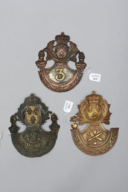 null Trois plaques de shako, l'une d'officier de la 3e légion départementale en cuivre...