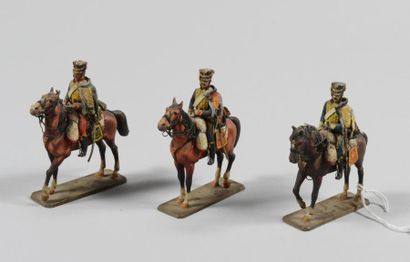 null Trois figurines en plomb en ronde-bosse, cavaliers, représentant des hussards,...