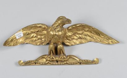 null Aigle de décoration aux ailes éployées, posée sur un arc, en bronze doré ; largeur...