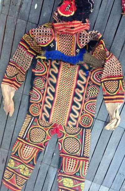 null Costume de danse Igbo, Nigeria, milieu du XXe siècle.
«Combinaison» avec bras...