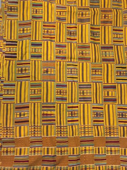 null Très grand manteau d'homme Kente, Ashanti, Ghana, milieu du XXe siècle. Soie,...