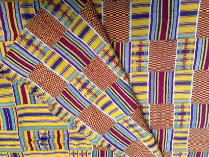 null Très grand manteau d'homme Kente, Ashanti, Ghana, milieu du XXe siècle. Soie,...