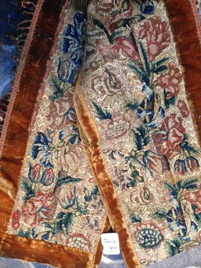 null Broderie sur canevas pour meuble ou lit à la Duchesse en soie, XVIIe siècle....