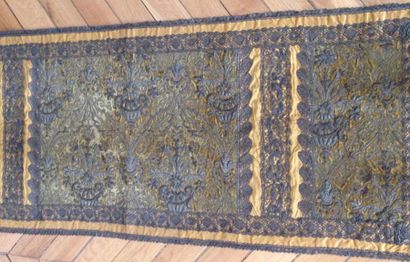null Broderie ottomane sur velours, réappliquée en tapis de table au XIXe siècle....