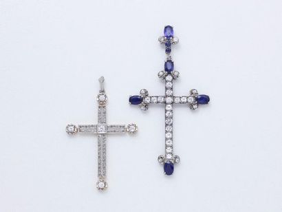 null Lot composé de 2 pendentifs retenant une croix, l'une en or 750 et platine 850...