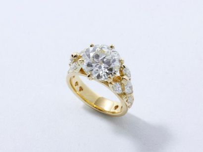 null Bague en or 750 millièmes, ornée d'un diamant taille ancienne en serti griffe,...