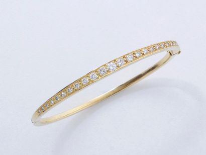 null Bracelet jonc ouvrant en or 750 millièmes, orné d'un ligne de diamants brillantés...