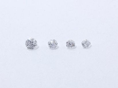 null Lot composé de 4 diamants taille ancienne sur papier. (égrisures)
Poids: 1.44...