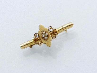 null Broche en or 750 guilloché ponctuée de demi-perles. Travail français vers 1900.(transformation,...