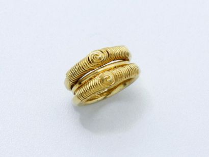 null Bague en or 750 millièmes composée de 3 anneaux dont 2 habillés de fil d'or....