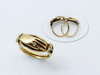 null Bague à système en or 585 millièmes composée de 2 anneaux décorés de 2 mains...