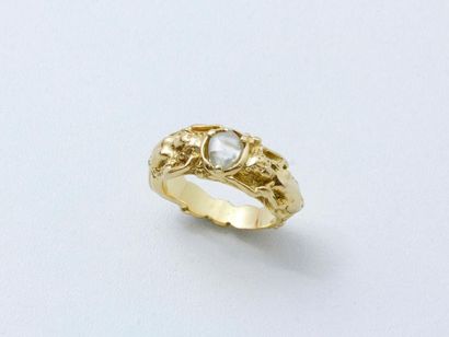 null Bel anneau en or 750 millièmes, centré d'un diamant dépoli rapporté en serti...