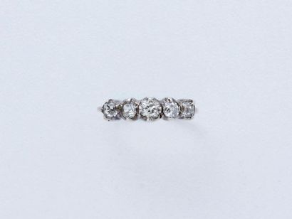 null Bague jarretière en or 375 et argent 800 millièmes décorée de 5 diamants taille...
