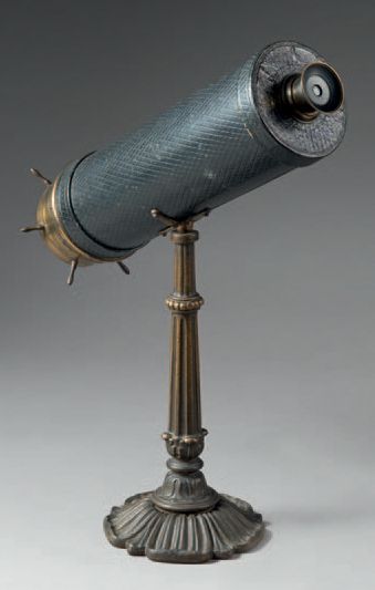 Angleterre 
Grand Kaléidoscope sur son pied
Vers 1900
H: 44 cm