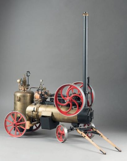 null Machine à vapeur en laiton doré dite Locomobile, roues rouges
L: 60 cm. H: 32...