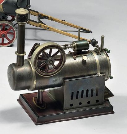 SHOENER Machine à vapeur en métal Dim: 22 x 13 cm. H: 30 cm