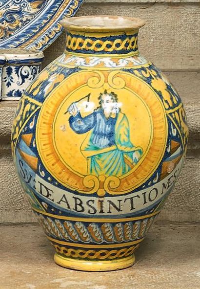 PALERME Vase d'apothicairerie en faïence de forme ba­lustre à décor polychrome «a...