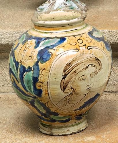 SICILE (PALERME ou CALTAGIRONE) Vase «boule «en faïence décoré en polychromie d'un...