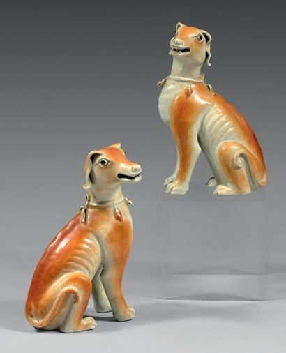 CHINE de COMMANDE Paire de grandes figurines en porcelaine représentant des chiens...