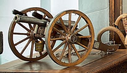 null Modèle réduit de canon d'artillerie en acier et hêtre; il est présenté avec...
