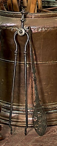 null Lot en fer forgé composé d'un gril et d'une spatule ajourée.
XVIIIème siècl...