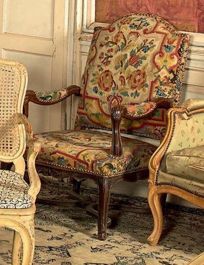 null Fauteuil à dossier plat en hêtre et noyer mou­luré et sculpté à décor de coquilles,...