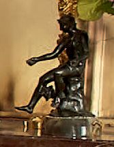 null Statuette en bronze patiné représentant probable­ment Mercure assis sur une...