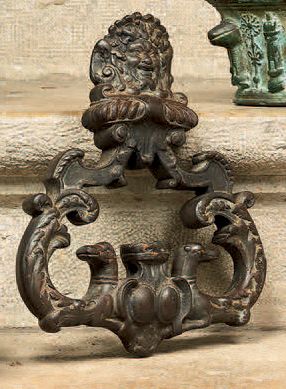 null Marteau de porte en fonte de fer à décor d'un mas­caron de Bacchus et de lévriers...