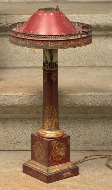 null Petite lampe carcel en tôle laquée rouge et décor or de palmettes. XIXème siècle...