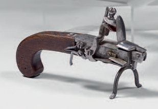 null Briquet à mécanisme en acier poli et poignée en orme.
Art populaire, vers 1800.
H:...