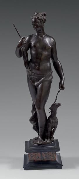 null Statuette en bronze ciselé et patiné représentant Diane chasseresse debout;...