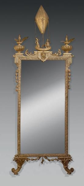 null Curieux miroir en bois et stuc sculpté et doré; le recouvrement à décor de deux...