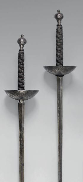 null Belle paire d'épées d'escrime ou de duel, gardes à coquille entièrement gravées...