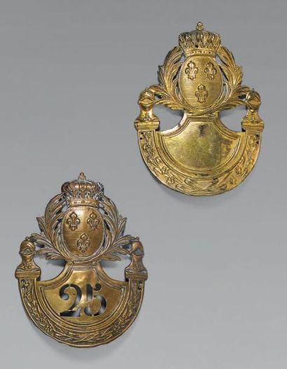 null Deux plaques de shako modèle 1816/1820, l'une d'officier en laiton doré, sans...
