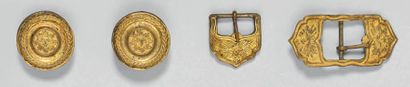 null Quatre éléments de ceinturon d'officier de cavalerie légère en laiton doré,...