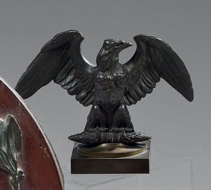 null * Belle aigle en bronze finement ciselé et patiné, du même type que celles dites...