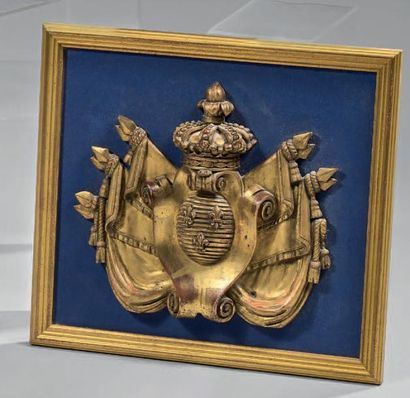 null Armoirie en bois sculptée en fort relief, doré, représentant les armes de France...