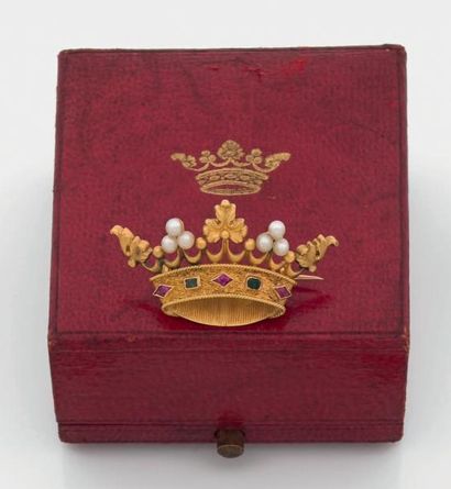 null Broche en or 750 millièmes stylisant une couronne marquisale ponctuée de perles,...