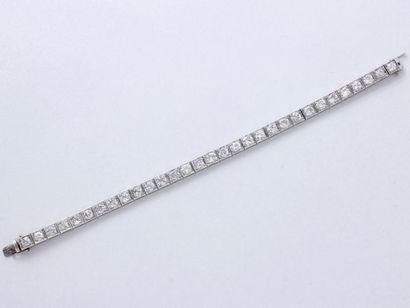 null Bracelet articulé en or gris 750 millièmes orné d'une ligne de diamants taille...