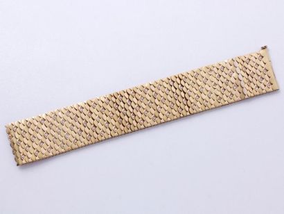 null Bracelet ruban en or 750 millièmes, composé de maillons écailles partiellement...