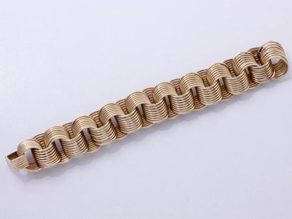 null Beau bracelet articulé en or 585 millièmes décoré de maillons composés d'une...
