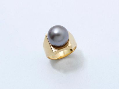 null Bague chevalière en or 750 millièmes décorée d'une perle grise de culture d'environ...