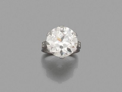 null Bague solitaire en platine 850 millièmes ornée d'un diamant demi-taille en serti...