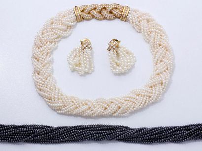 VCA Demi-parure composée d'une tresse de petites perles de culture décorée d'une...
